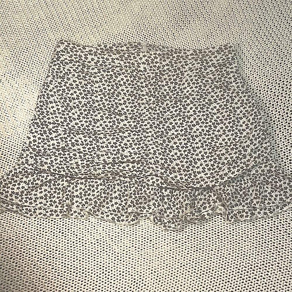 White ruched skirt with little green flowers and dots! From Pacsun, size small
